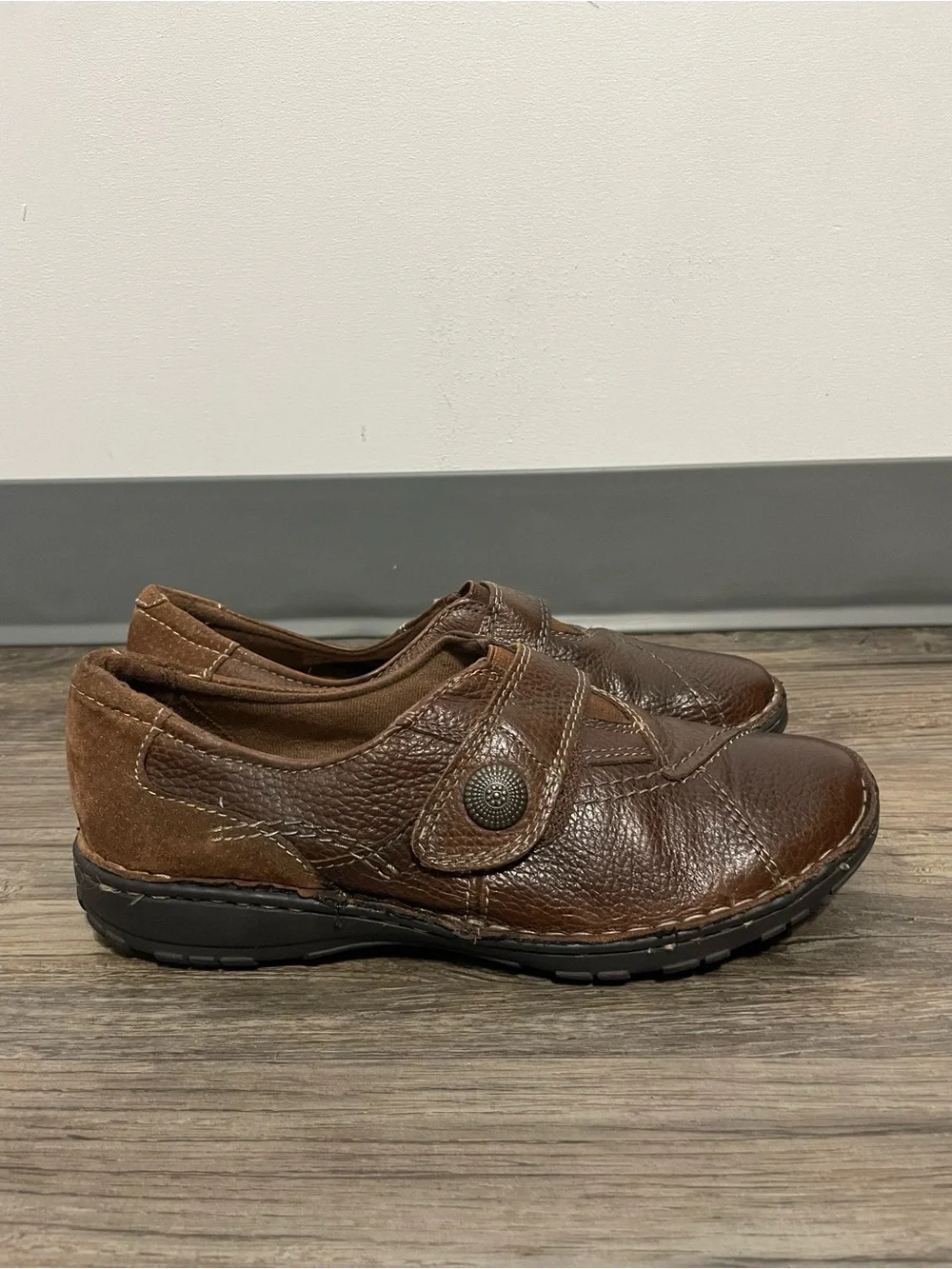 Women Earth origins Casual Brown Slip-On Leather Shoe Button Accent size 8/5